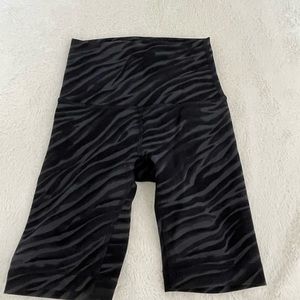 Lululemon bike shorts tiger print 8” inseam size 0